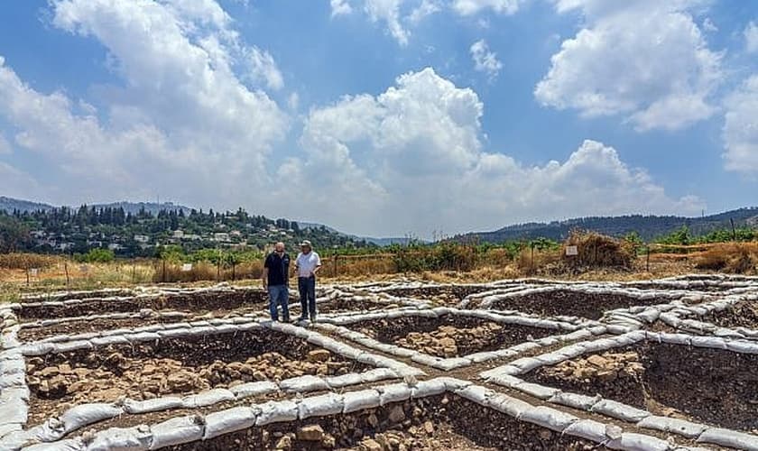 Dr. Hamoudi Khalaily (esquerda) e Dr. Jacob Vardi, diretores das escavações em Motza, em nome da Autoridade de Antiguidades. (Foto: Yaniv Berman/Autoridade de Antiguidades de Israel)