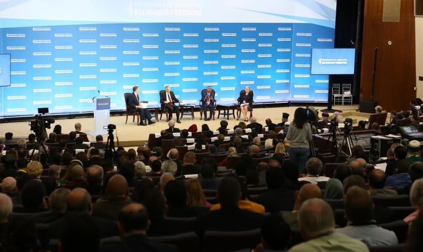 Painel de discussão durante o encontro para o Avanço da Liberdade Religiosa no Departamento de Estado dos EUA em Washington, D.C. (Foto: Departamento de Estado)