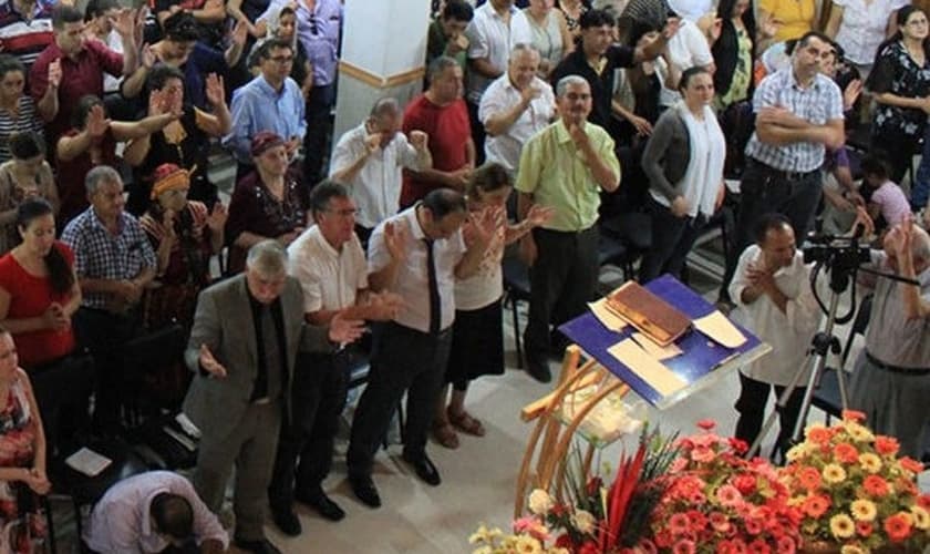 Cristãos argelinos durante culto na igreja. (Foto: Reprodução/SAT-7)