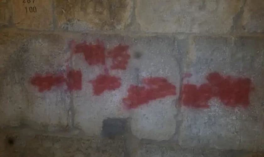 Pichação no Muro das Lamentações foi coberta com tinta vermelha. (Foto: Reprodução/Israel First)