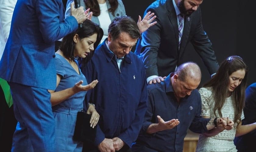 Presidente Jair Bolsonaro recebe oração ao lado da primeira-dama, do ministro Onyx Lorenzoni e sua esposa. (Foto: Gabriel de Souza/Sara Nossa Terra)