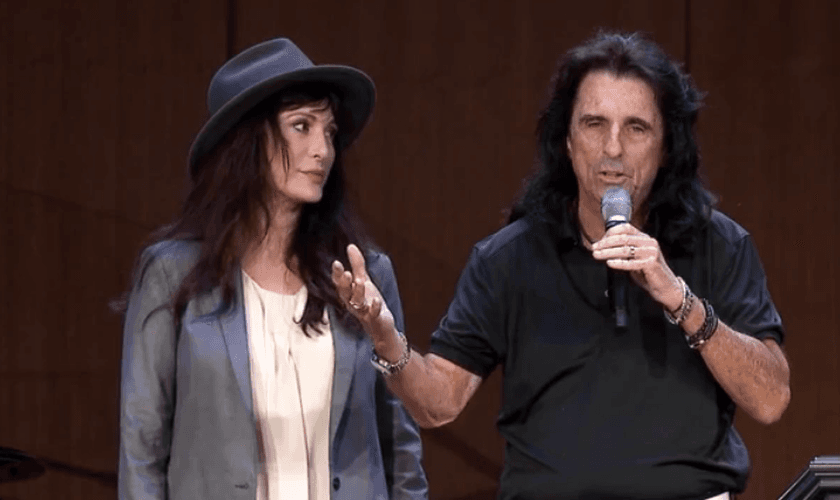 Alice Cooper contou seu testemunho ao lado da esposa na Igreja Parkside, em Ohio, nos EUA. (Foto: Fox 8 News)