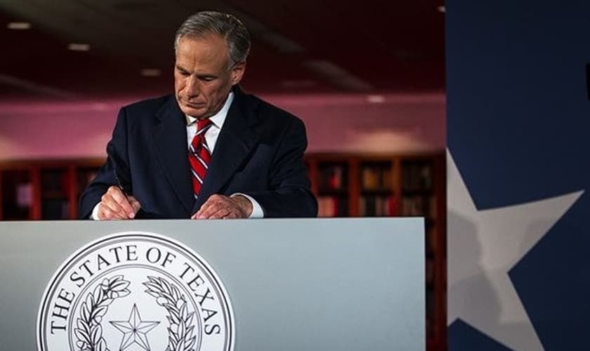 Governador Greg Abbott assina lei para proteger bebês de aborto malsucedido. (Foto: Nick Wagner/Austin American-Statesman/AP)