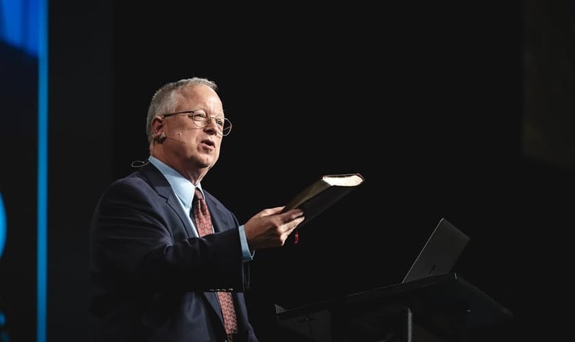 O Dr. Tommy Mitchell detalha como a complexidade do corpo humano prova a criação de Deus. (Foto: Reprodução/Facebook)