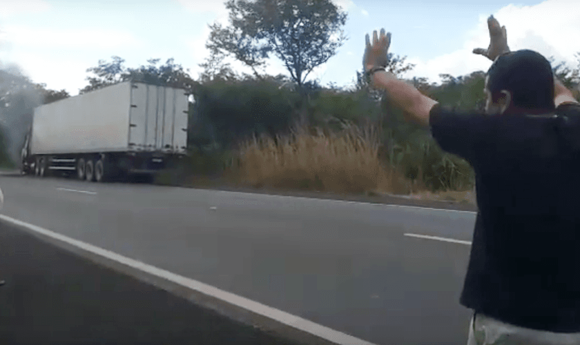 Depois que o motorista Luciano Dalmasio orou, a chuva apagou as chamas do caminhão. (Foto: Reprodução)