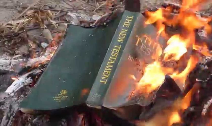 Perseguição cristã inclui vilipêndio a objetos da fé cristã, como Bíblias. (Foto: Reprodução/DC Gazette)