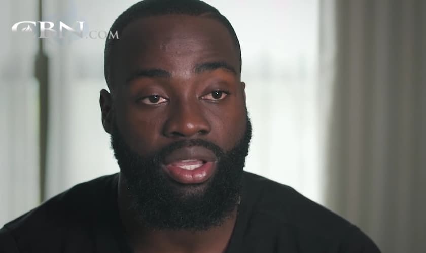 Mick John Louie agora tem nova vida com Cristo. (Foto: Reprodução/CBN News)