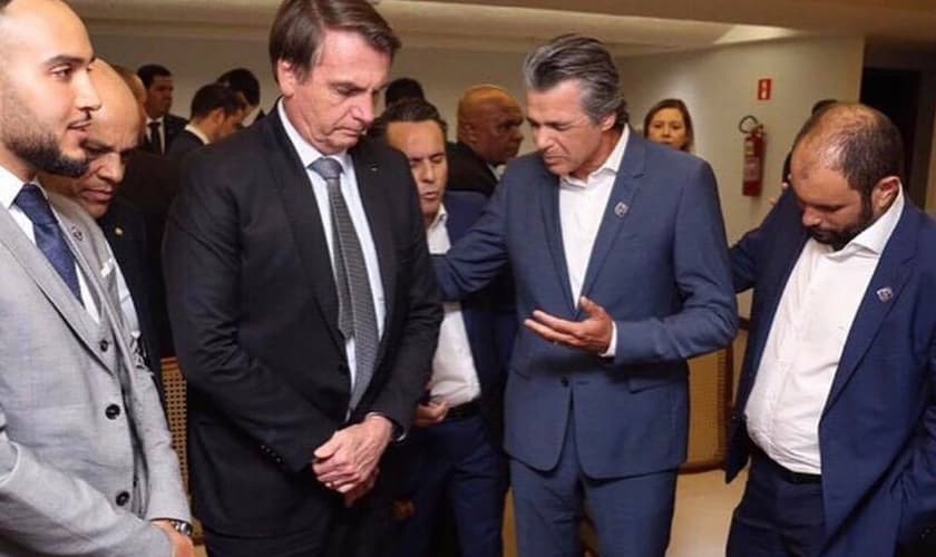 Pastor Jentezen Franklin em oração pelo presidente Jair Bolsonaro nos bastidores da Conferência Global 2019. (Foto: Jentezen Franklin)