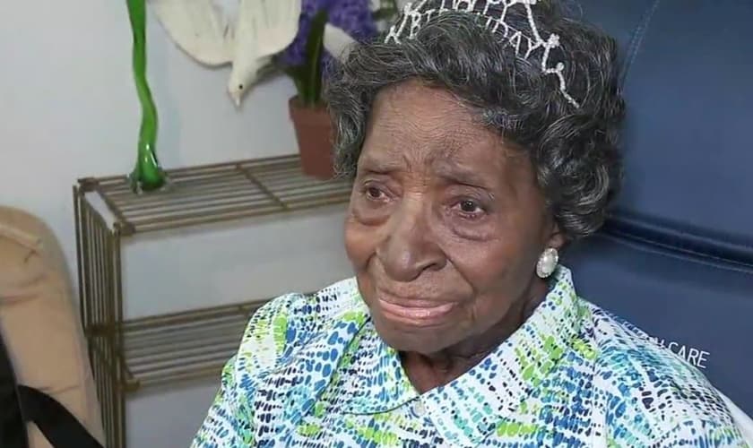Elizabeth Francis comemorando seus 110 anos. (Foto: Reprodução/ABC 13 Vídeo)