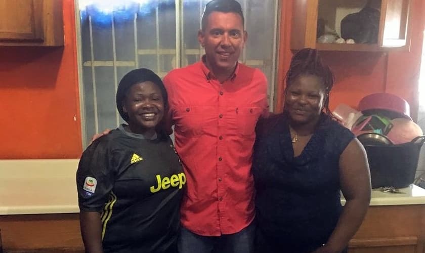 Pastor Todd Unzicker em encontro com duas irmãs cristãs na fronteira mexicana que haviam fugido da perseguição em Camarões e buscam asilo nos EUA. (Foto: Reprodução/BP News)