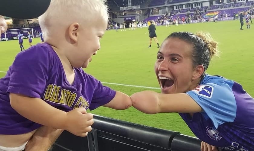 A jogadora do Pride Orlando com o pequeno Joseph Tidd. (Foto: Reprodução/ Colleen Tidd)