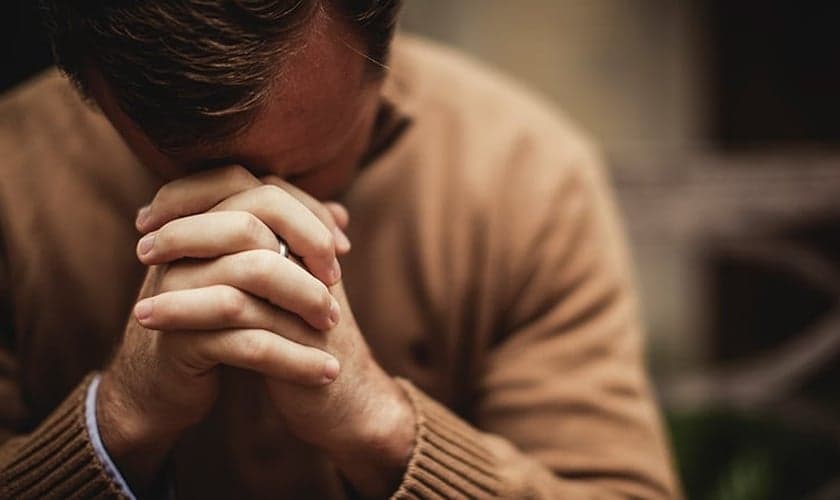 Homem em momento de oração. (Foto: Reprodução/Skyline)