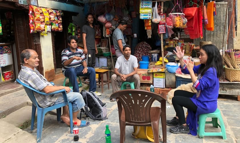 Surdos ouvem histórias bíblicas no Sul da Ásia. (Foto: Reprodução/IMB)