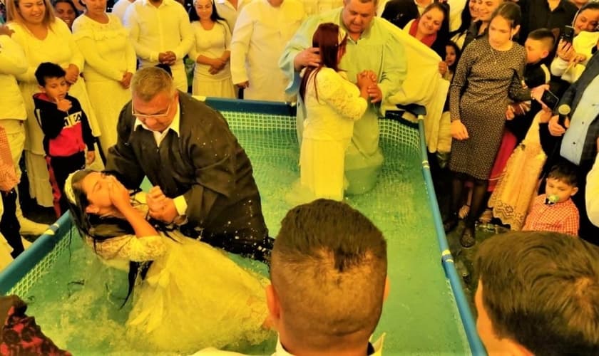 Jovens sendo batizados em aldeia, na Romênia. (Foto: Reprodução/TEN)