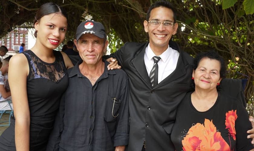 Pr. Ricardo Fernandez Izaguirre (terceiro à direita). (Foto: Reprodução/CSW)