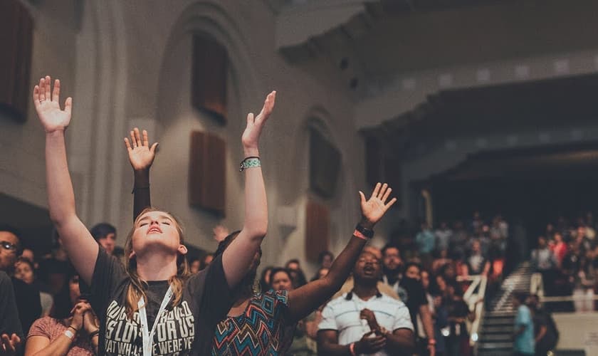 Estudo médico mostra como o cérebro reage à oração em línguas. (Foto: Reprodução/Life Teen International)