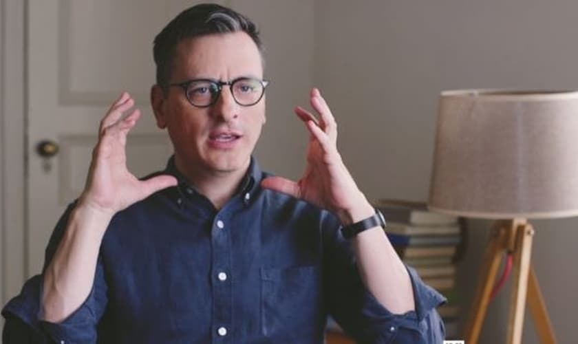 Becket Cook é cenógrafo em Hollywood e escreveu o livro "Uma mudança de afeto". (Foto: ChnNews)