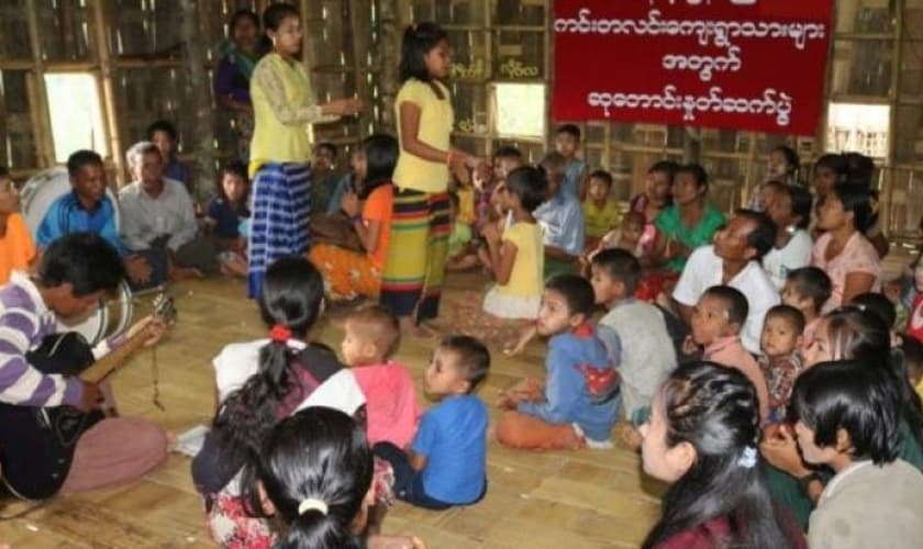 Grupo de cativos pelo Exército de Arakan inclui crianças. (Foto: Reprodução/ Khonumthung News)