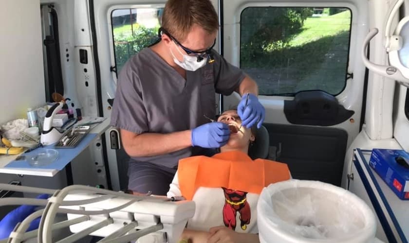 Dr. Tim Medianick em atendimento em um orfanato da Ucrânia. (Foto: Reprodução/Facebook)