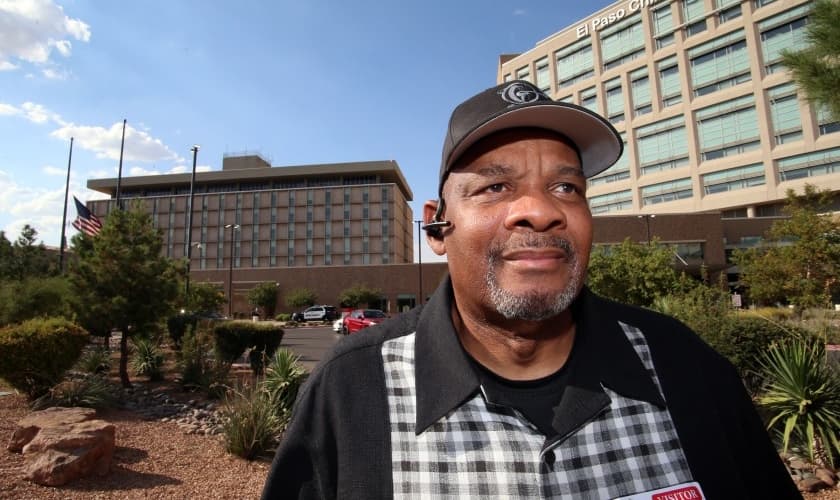 Pastor Michael Grady no Centro Médico Universitário de El Paso. (Foto: Rudy Gutierrez/For The Times)