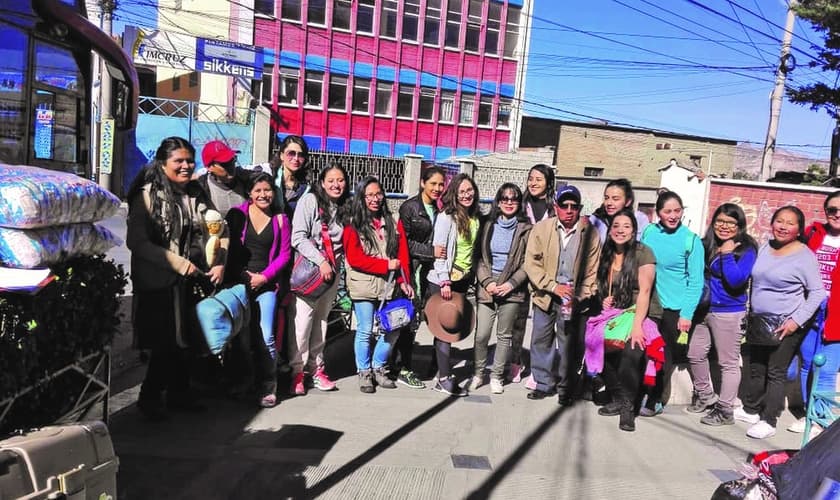 Última foto feita com parte dos jovens médicos voluntários antes de seguir viagem para a cidade de Apolo interrompida por acidente. (Foto: Reprodução/Página Siete)