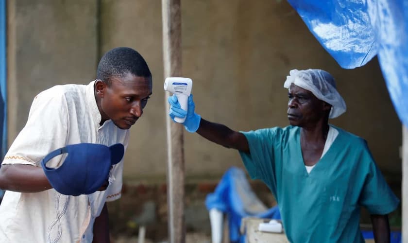 Trabalho de detecção de vírus no Congo. (Foto: Reprodução/Reuters)
