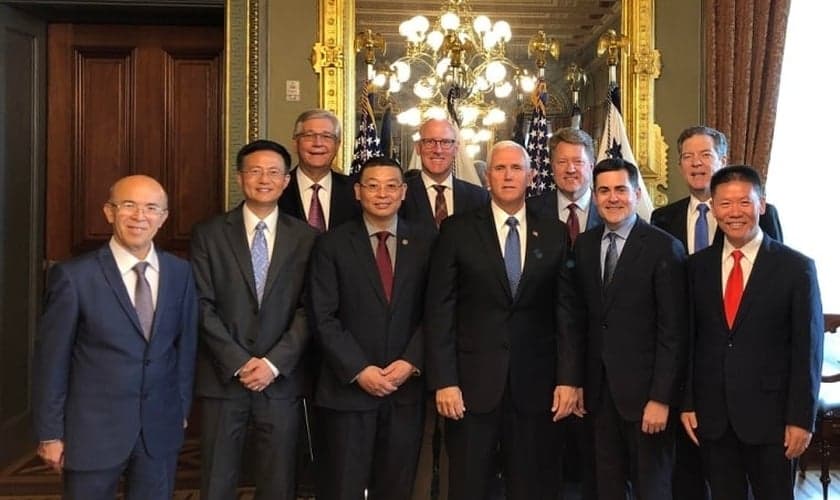 Vice-presidente dos EUA, Mike Pence, com defensores da Mesa Redonda da Liberdade Religiosa Internacional. (Foto: Casa Branca)