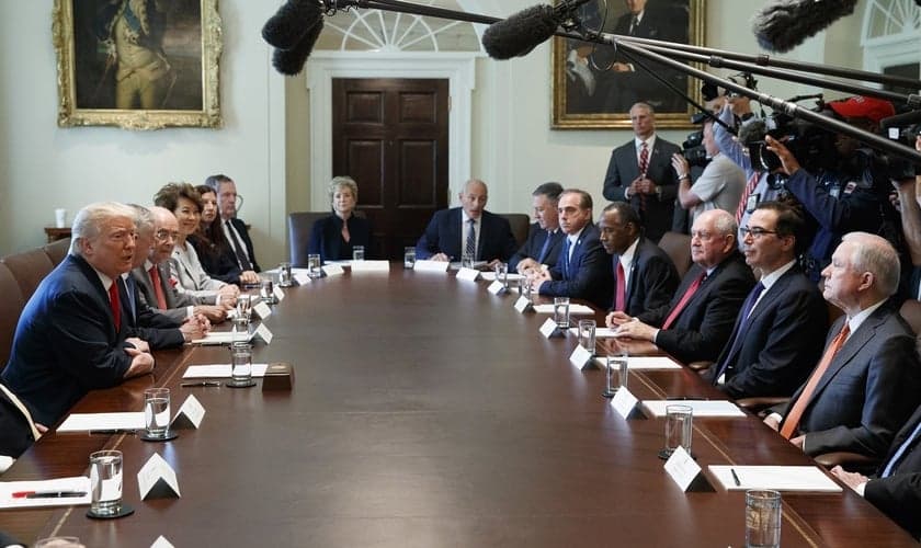 Membros do gabinete do presidente dos EUA, DonaldTrump, comparecem a estudo bíblico na Casa Branca. (Foto: AP Photo/Evan Vucci)