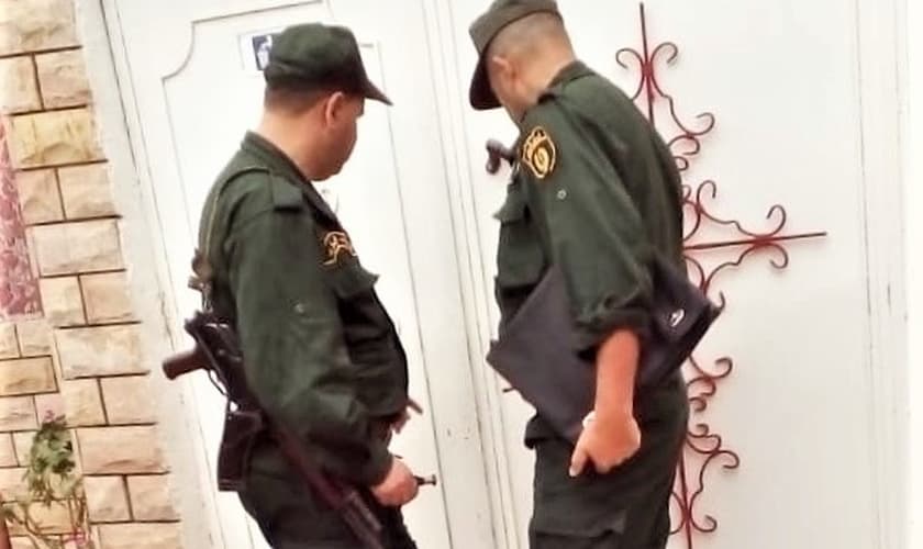 Polícia durante fechamento de igreja cristã, na vila de Azaghar, Akbou, Argélia. (Foto: Reprodução/Morning Star News)