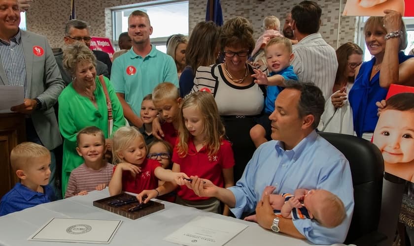Governador do Kentucky, Matt Bevin, assinou quatro projetos pró-vida. (Foto: Reprodução/Owensboro Times)