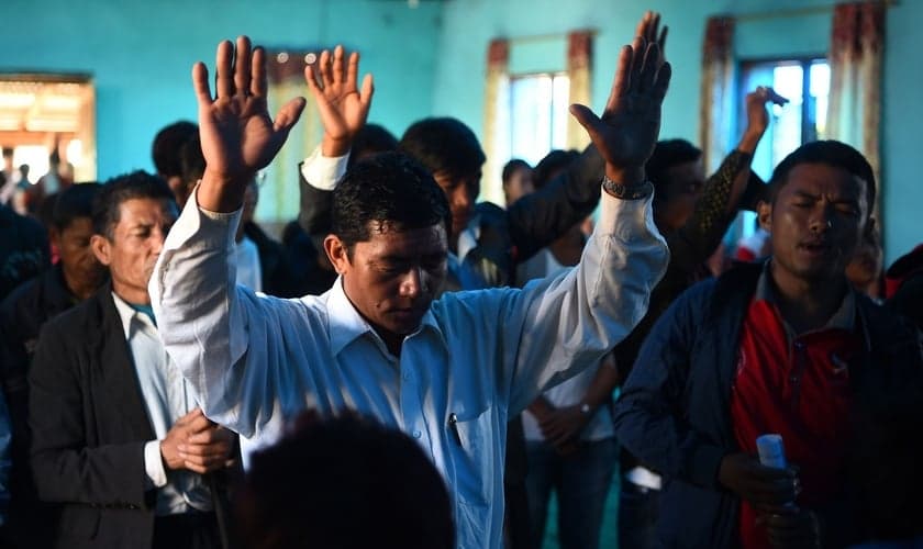 Cristãos nepaleses participam de um culto na aldeia da Lapa em Dhading, a noroeste de Katmandu. (Foto: Reprodução/AFP)