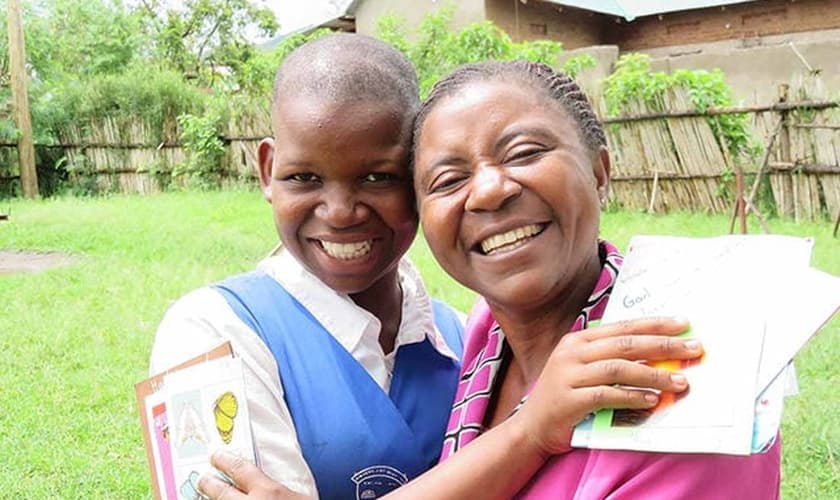 Mellina (À direita) assumiu Hadijah quando o abuso de seu pai devido a sua decisão por Jesus piorou. (Foto: Reprodução / UGCN)