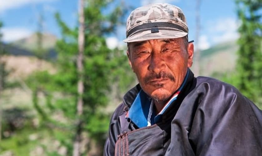 Um cristão da Ásia Central compartilha seu testemunho. (Foto: reprodução/FEBC)