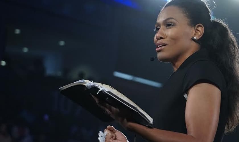 Priscilla Shirer é atriz, palestrante e diretora do Ministério 'Going Beyond'. (Foto: Lifeway)