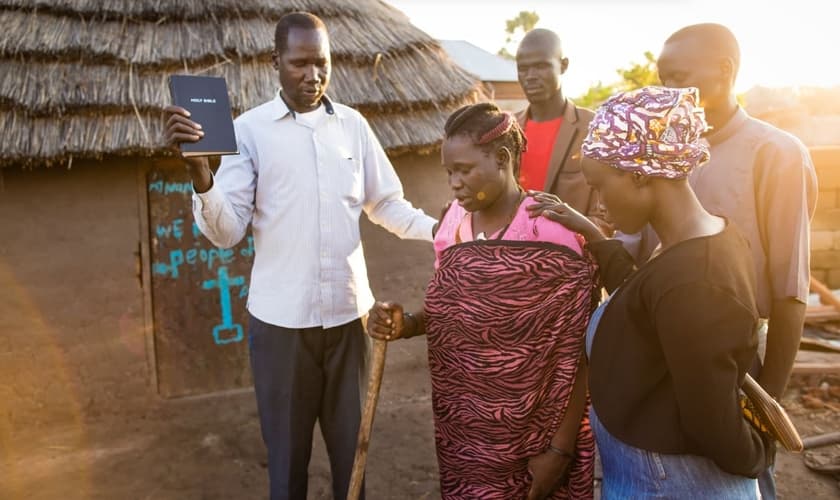 Uma congregação ligada à igreja Episcopal do Sudão do Sul ajudou a reconstruir a casa de Abuk. (Foto: Samaritan's Purse)