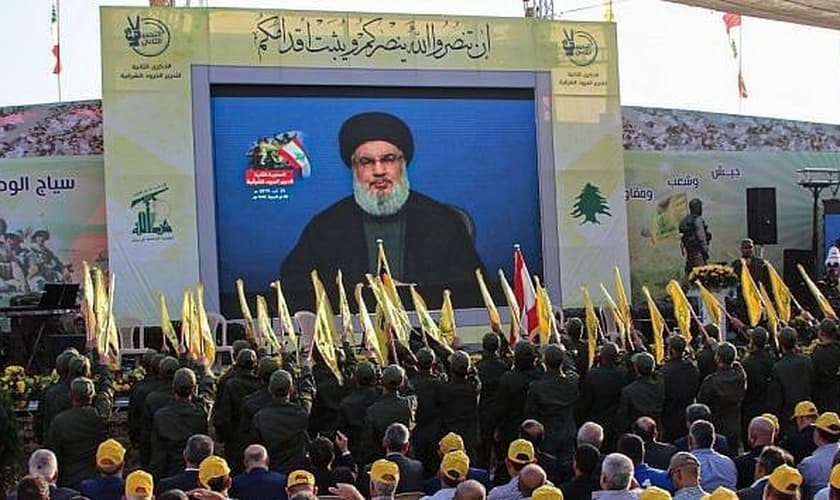 Simpatizantes do grupo terrorista xiita Hezbollah se reúnem para assistir à transmissão de um discurso do líder Hasan Nasrallah, no vale de Bekaa, no Líbano, em 25 de agosto de 2019. (Foto: Reprodução/AFP) 