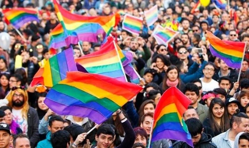 Milhares juntam-se à parada do orgulho gay anual de Santiago, Chile. (Foto: Reprodução/EFE)