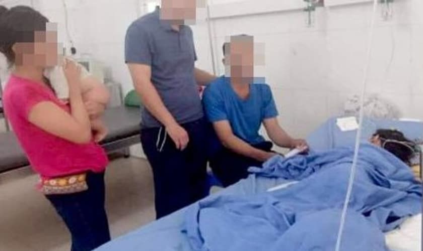 Família vietnamita sendo tratada no hospital após ataque. (Foto: Reprodução/Premier)