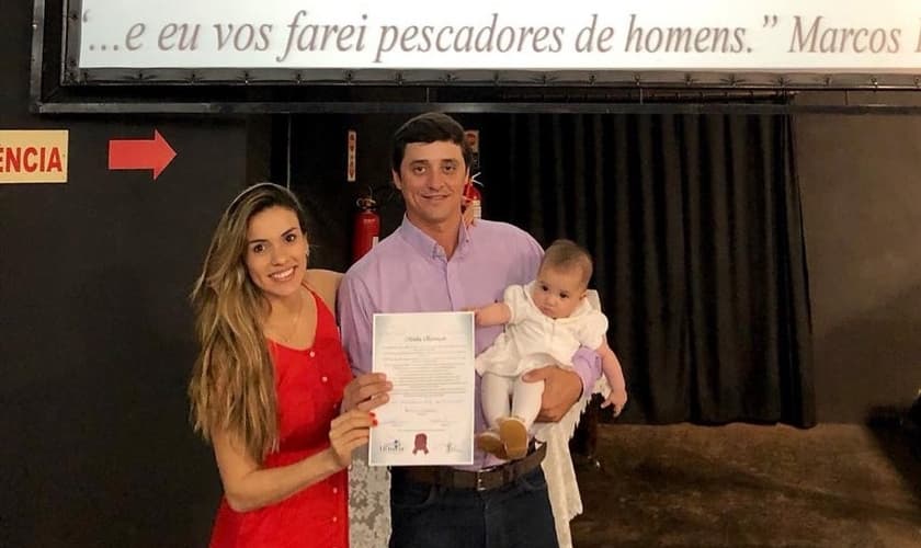Fael, a esposa Anna Flávia e Laura, a filha do casal que nasceu em abril deste ano. (Foto: Reprodução/Instagram)