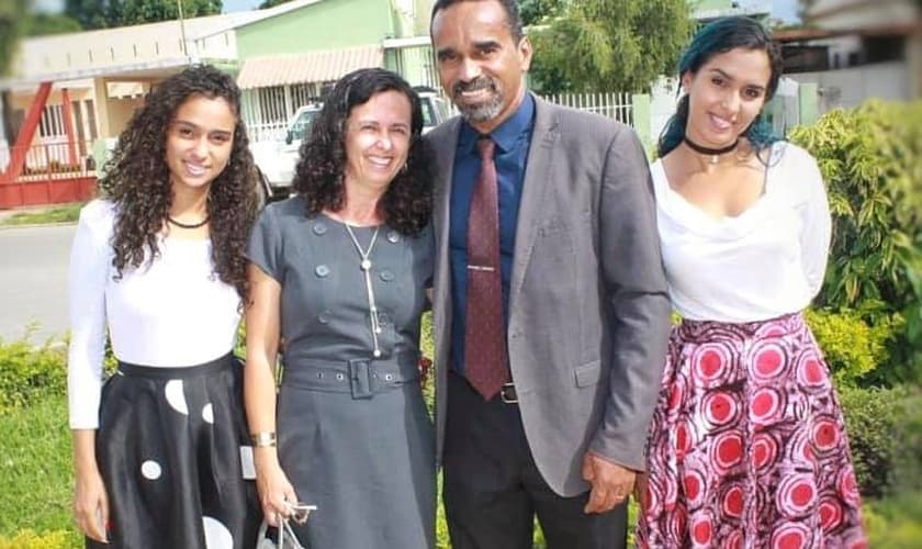 Yelissa (à esquerda) é a filha mais nova dos missionários Ismael e Sibele, líderes da JOCUM no Huambo. (Foto: Facebook)