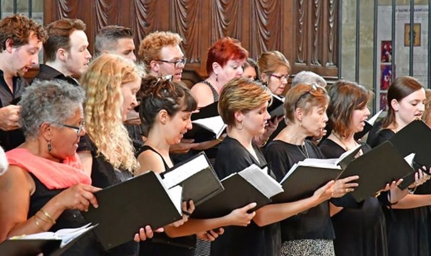 Coral ministrando durante culto. (Foto: Reprodução/Shutterstock)