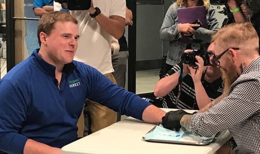 Funcionário do Three Square Market em River Falls, Wisconsin, recebendo chip na mão. (Foto: Laura Schulte/Wausau Daily Herald)