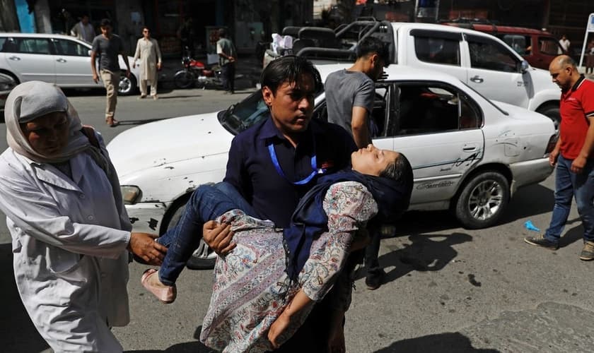 Mulher ferida foi levada ao hospital, logo após ataque do Talibã, em Cabul. (Foto: Mohammad Ismail/Reuters)