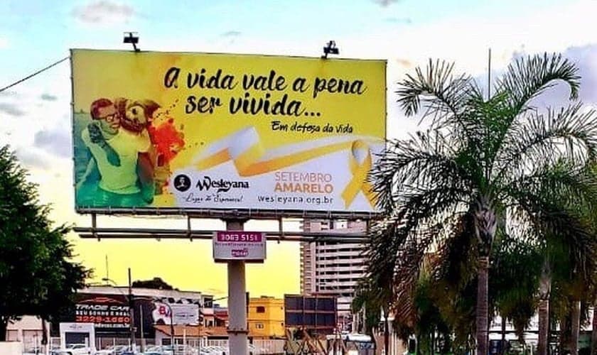 Totem com mensagem do “Setembro Amarelo” na campanha criada pela Igreja Wesleyana de Vila Velha (ES). (Foto: Reprodução/Facebook)
