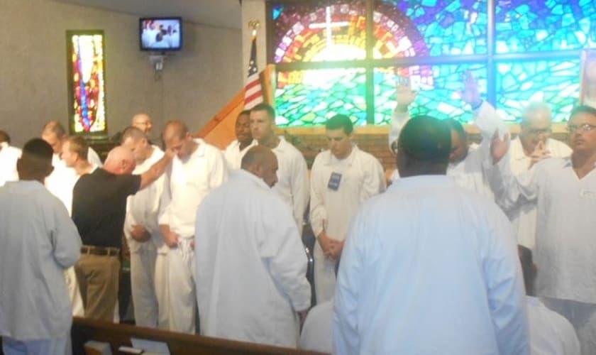 Jim Babcock ministrando aos prisioneiros. (Foto: Reprodução/AG News)