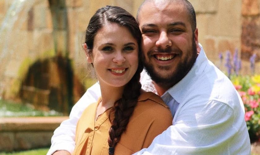 Gabriel ao lado da noiva Madison Kimble. (Foto: Reprodução/unboxedson/Facebook)