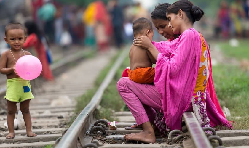 Pessoas vivem junto à linha do trem. (Foto: Reprodução/IMB)
