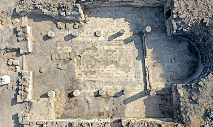 Vista aérea das ruínas que mostram o piso da igreja provavelmente do século VI. (Foto: Reprodução/Arleta Kowalewska)