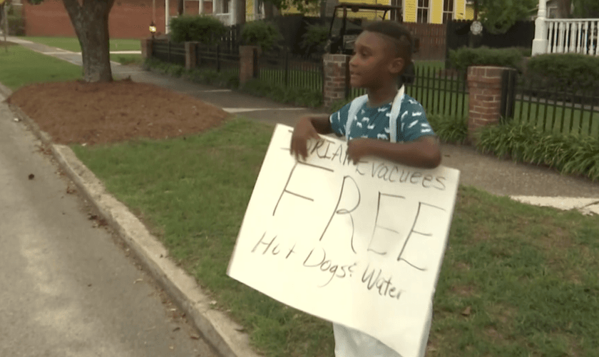 Jermaine Bell, de 6 anos, usou o dinheiro de seu aniversário para comprar alimentos para evacuados do furacão Dorian. (Foto: Reprodução/WJBF)