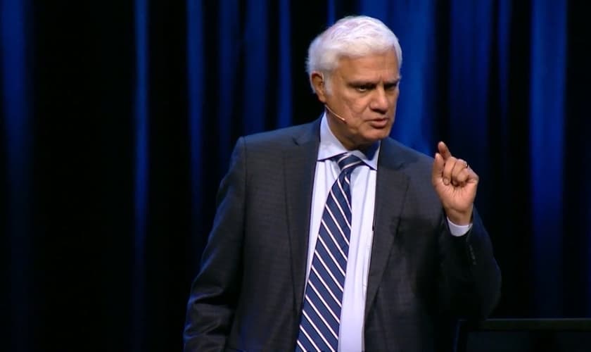 Ravi Zacharias durante pregação. (Foto: Reprodução/YouTube)